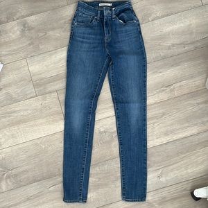 Levis High Rise Skinny 721